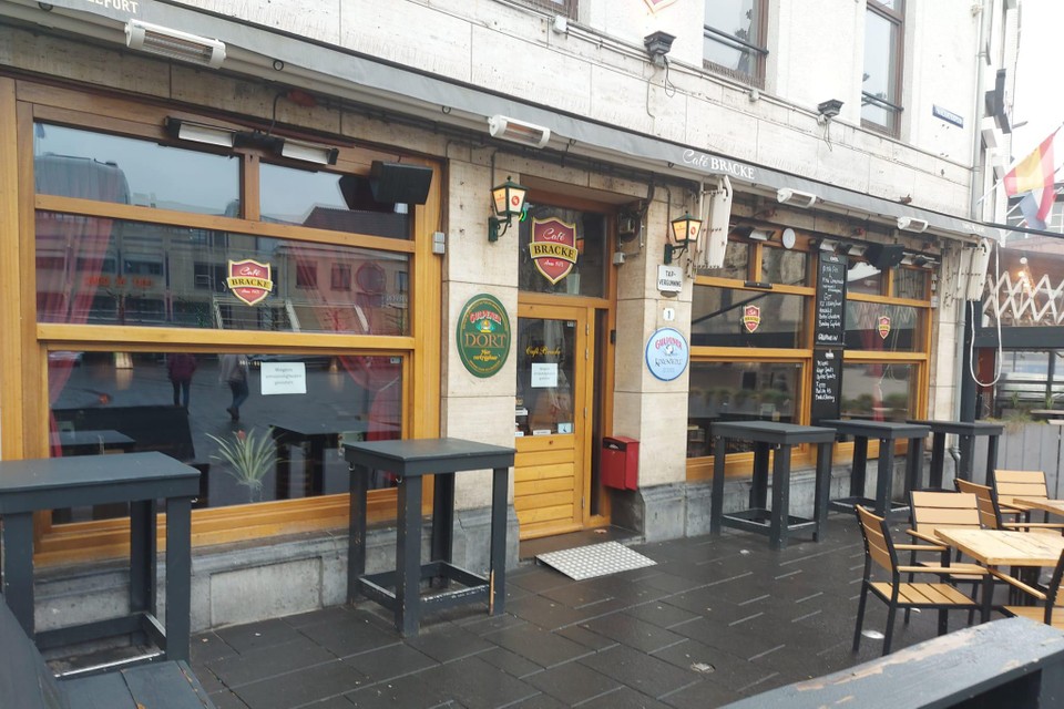 ‘Wegens omstandigheden gesloten’, staat op de deur van café Bracke en iets verderop restaurant El Greco.