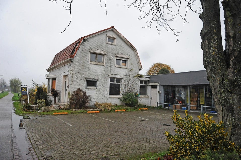 De witte woning aan de Stationsstraat in Hegelsom kreeg achttien jaar geleden de titel Neverland van Limburg. 
