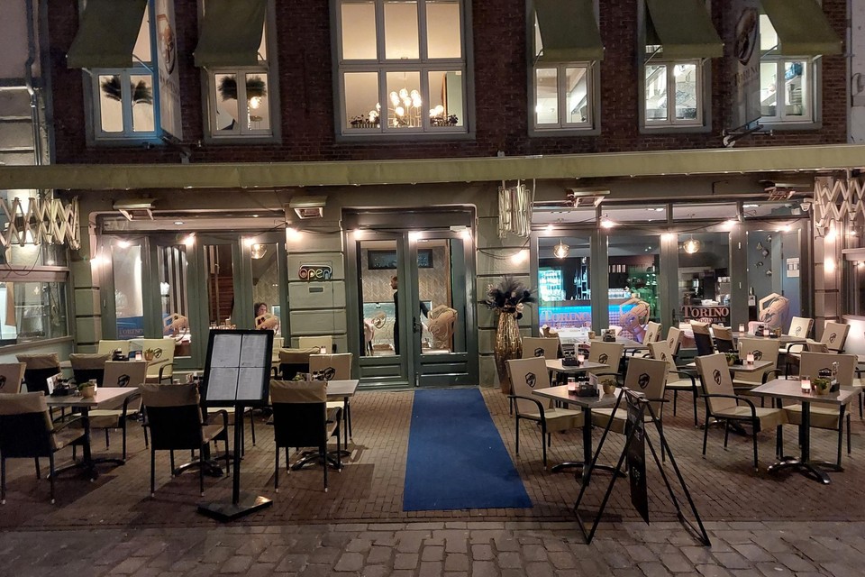 De Torino Sea Food Bar mét terras aan de Marktstraat in hartje Roermond.