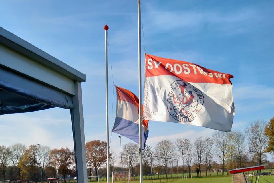 Op het sportpark van SV Oostrum hangen de vlaggen halfstok vanwege het overlijden van lid Daan Bloemen. 