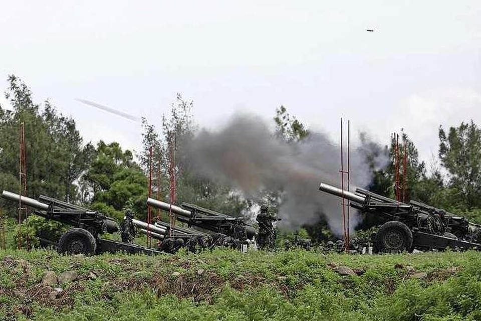Het leger van Taiwan oefent met artilleriebeschietingen in Pingtung. 