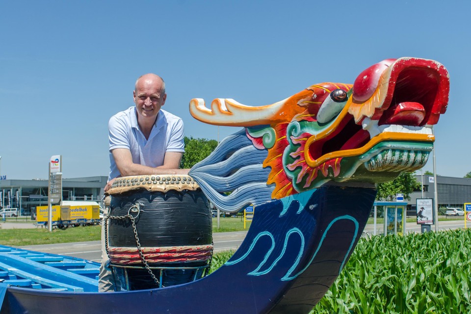 Bart Takkenkamp bij de drakenboot die ter promotie van het evenement staat opgesteld bij de rotonde aan de Maastrichterweg. 