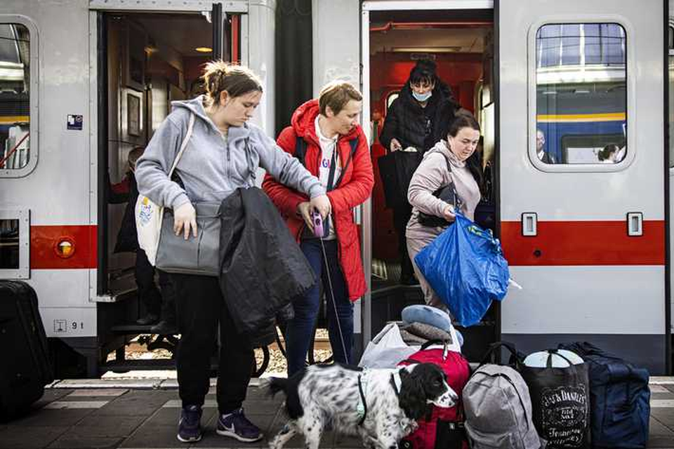 Oekraïense vluchtelingen komen aan op Amsterdam Centraal. „In theorie kun je maximaal 20.000 tot 30.000 mensen in kansarme kantoren huisvesten.” 