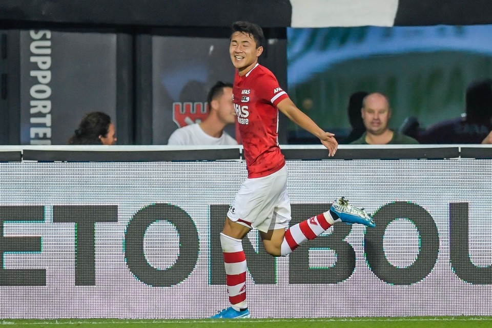 Yukinari Sugawara is blij met zijn treffer voor AZ tegen Fortuna Sittard. Hij is een van de zes Japanse voetballers in de eredivisie.