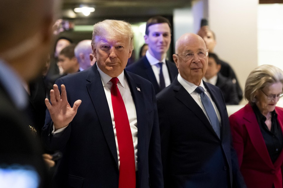 Het World Economic Forum is een bedenksel van de Duitse econoom Klaus Schwab, rechts naast de voormalige Amerikaanse president Donald Trump, deelnemer in 2020.
