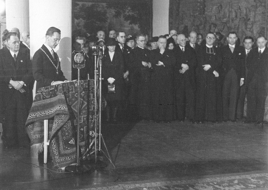Van Grunsven in 1948 bij de opening van het nieuwe raadhuis.