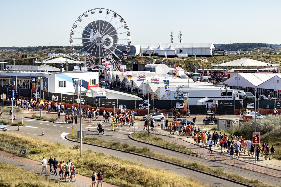 Bezoekers onderweg naar het circuit van Zandvoort waar dit weekend de F1 Grand Prix van Nederland wordt verreden. 
