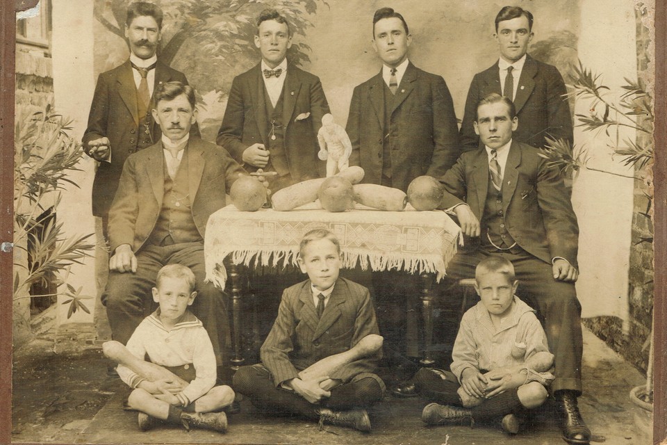Lemierser Kegelclub 1920, met op de achterste rij opa P. Bodelier. Zittend 1e rij van links naar rechts: kegeljongens, P. Ruyters, W. Ruijters, L. Schijns. Zittend aan tafel van links naar rechts: J. Schijns, H. Einmahl. Staand achterste rij van links naar rechts: H. Ruyters, P. Bodelier, H. Caubo, H. Limpens. 