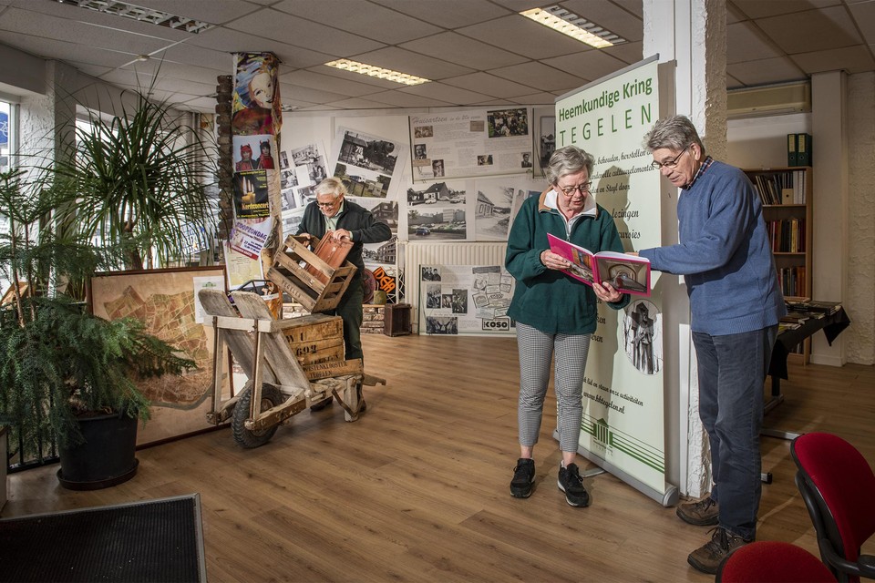 Frans Maas (achtergrond), Marianne van Dijk en Piet Kessels in het nieuwe onderkomen van de Heemkundige Kring Tegelen. 