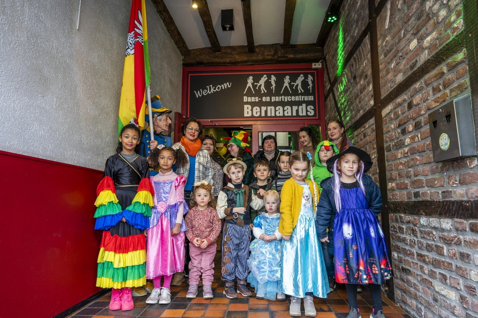 Oekraïense kinderen en hun ouders vlak voor de carnavalsmiddag in Maastricht