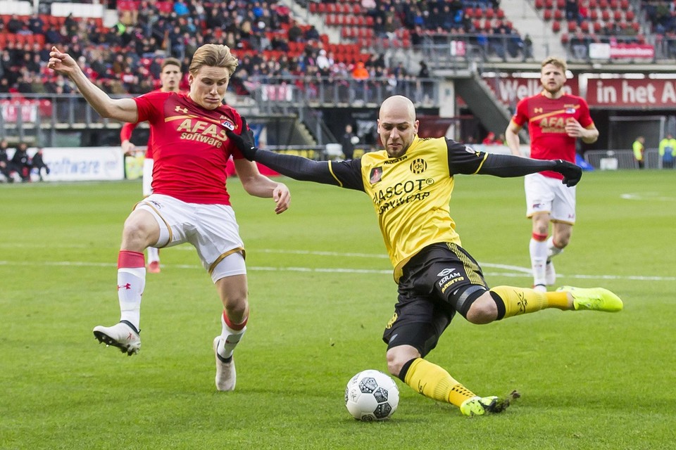 Roda-spits Schahin (R) zet een sliding in.
