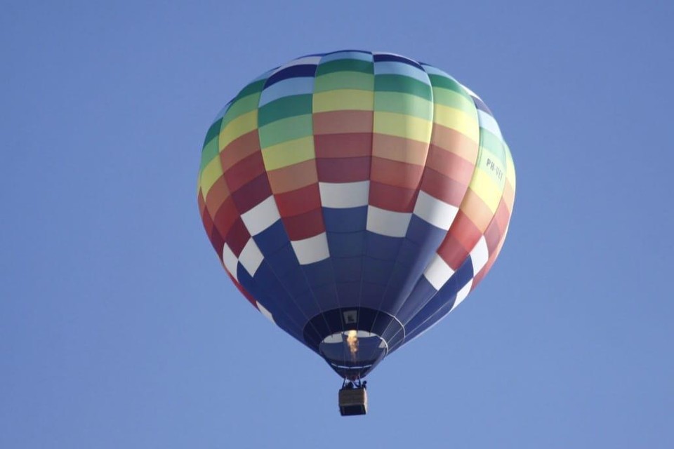 De luchtballon vlak voordat  die een voorzorgslanding moest maken op het terrein van JFC in Brunssum. 