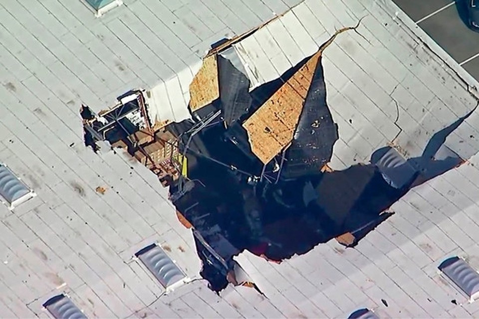 Beeld van het dak van het gebouw waarop de F-16 is gecrasht. 