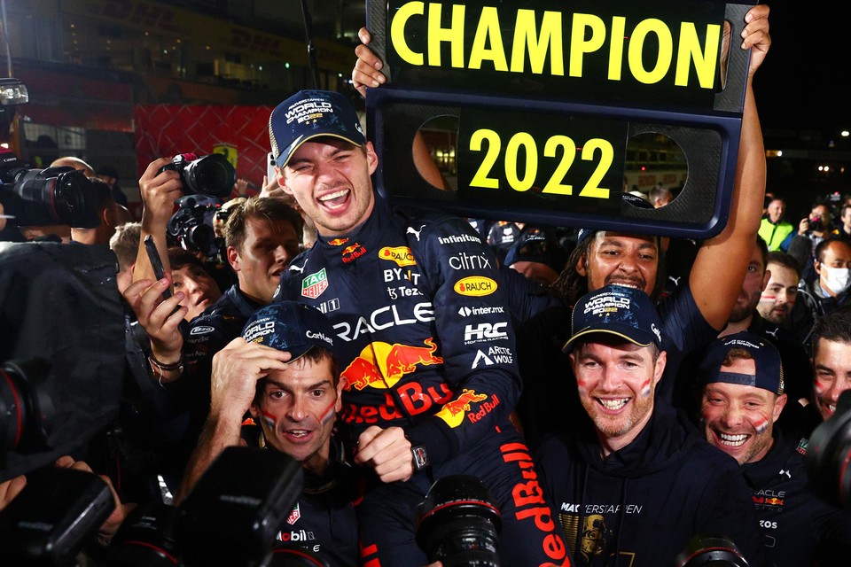 Het team van Red Bull Racing viert de tweede wereldtitel van Max Verstappen in de Formule 1. 