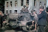 thumbnail: <P>Weert, 22 september 1944. Wanneer een Engelse carrier stopt nabij de Stadsbrug over de Zuid-Willemsvaart kan een klompen dragend kereltje de verleiding niet weerstaan om even te kijken wat er allemaal in de carrier ligt. De Britse Suffolk-soldaten vermaken zich bij zoveel bekijks. De uitgelaten ontvangst in Weert zal hen een leven lang bijblijven. </P>