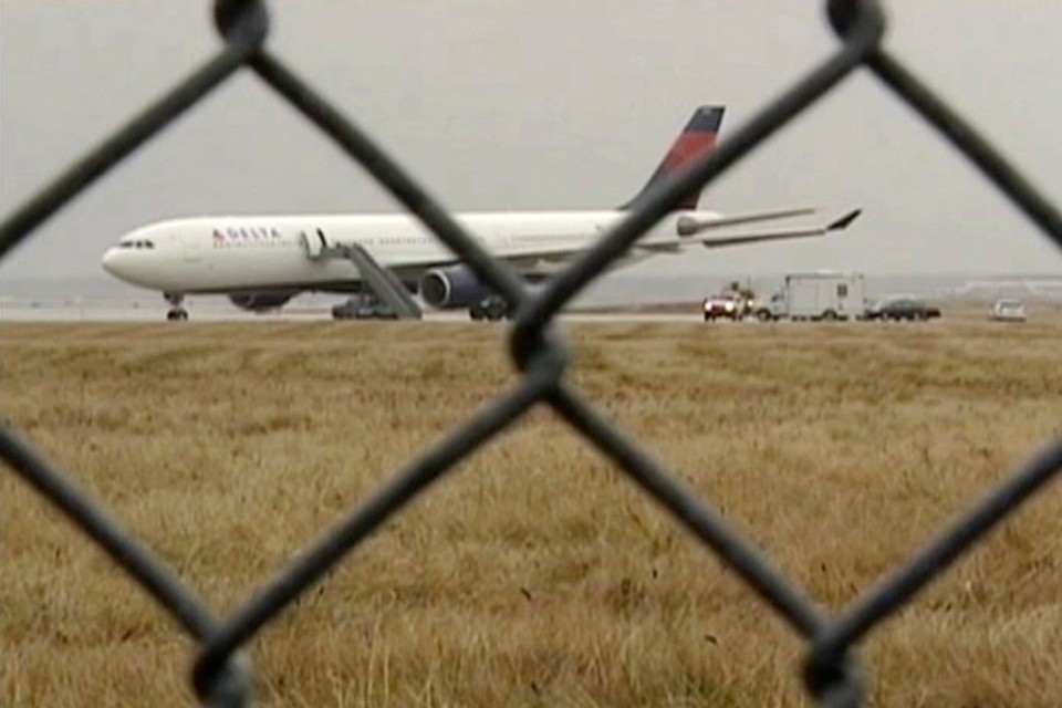 Vlucht 253 van KLM en Northwest/Delta na de landing op het vliegveld van Detroit. 