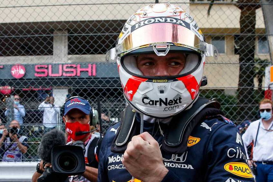 Max Verstappen balt zijn vuist na zijn zege in Monaco. 