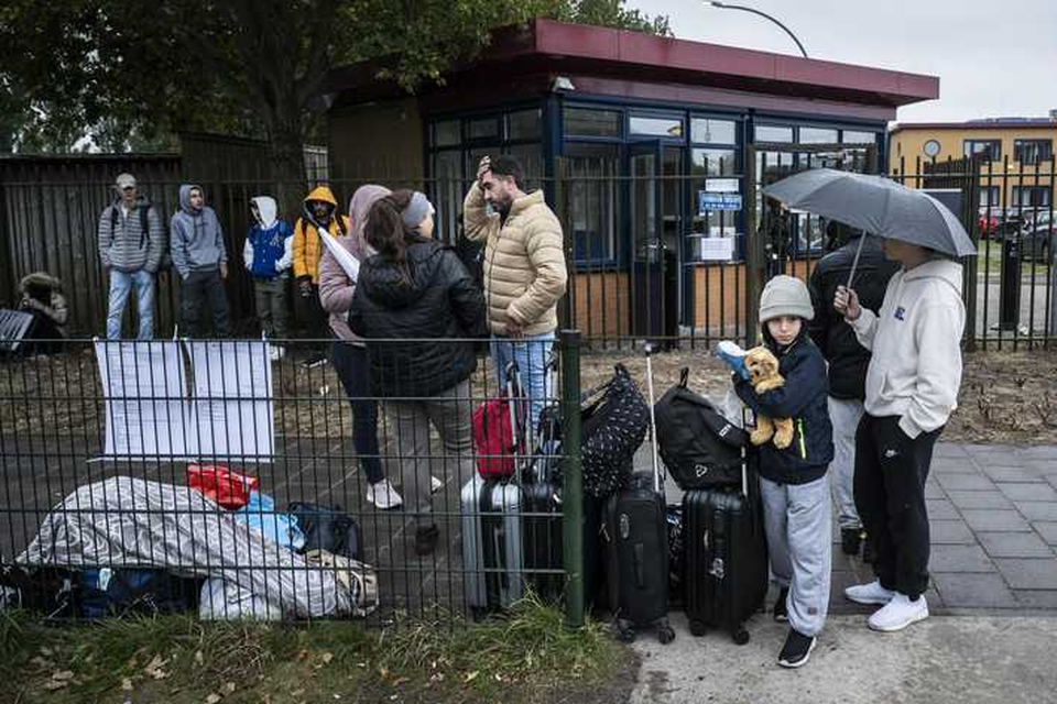 Vluchtelingen bij het asielcomplex in Ter Apel. 