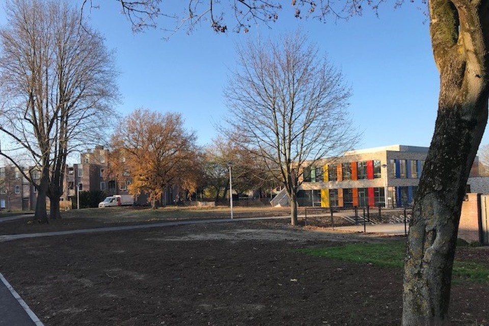 Het nieuwe schoolgebouw in De Heeg met groene verbinding naar de Roserije. 