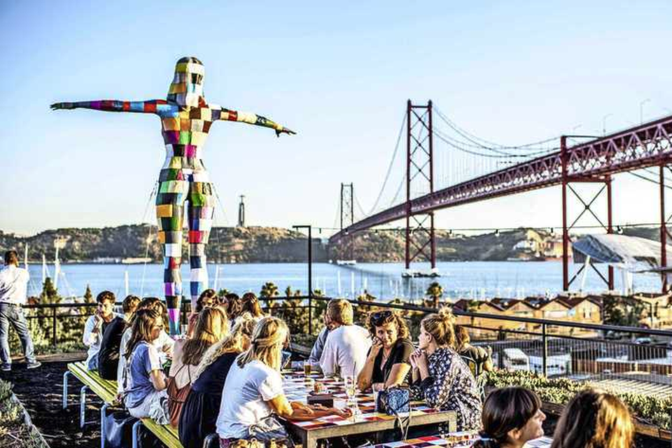 Nederlandse jongeren genieten massaal van Lissabon, maar wat is de schaduwkant? 