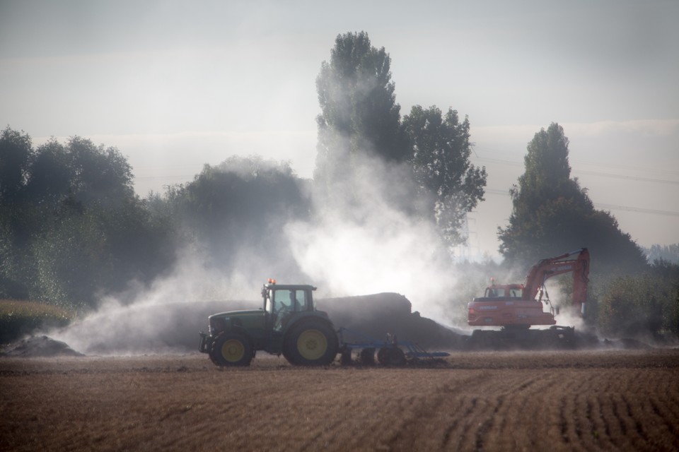 De verspreiding van mest over boerenland. 