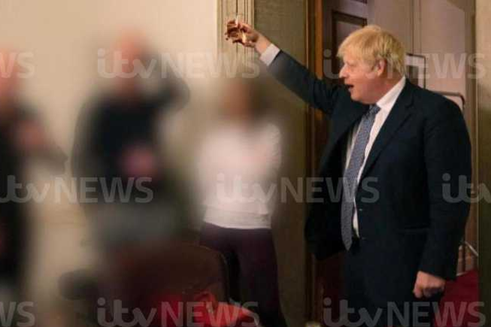 De Britse premier Boris Johnson is opnieuw in opspraak geraakt door foto’s die naar buiten zijn gekomen van een borrel op Downing Street tijdens de lockdown. 