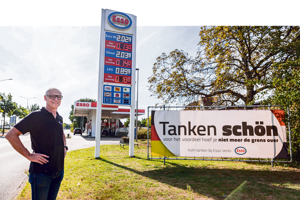 Luc Boekestijn bij zijn tankstation in Blerick, waar de brandstof   eind vorig jaar goedkoper was dan in Duitsland. Het spandoek is vervangen door reclame voor belegde broodjes.