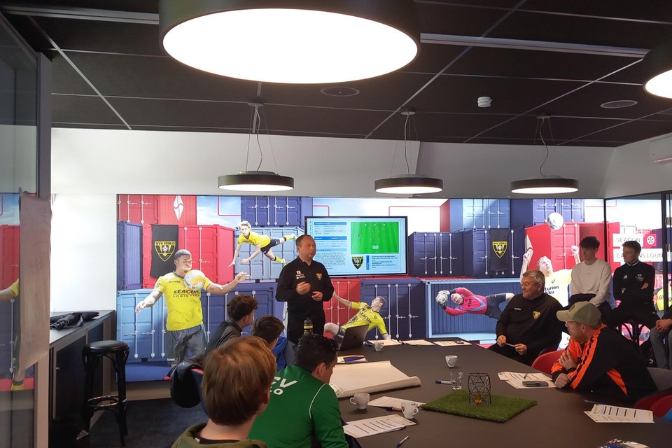 VVV-jeugdtrainer Emiel Kramer (staand) geeft de amateurcoaches uitleg over de werkwijze van zijn club.