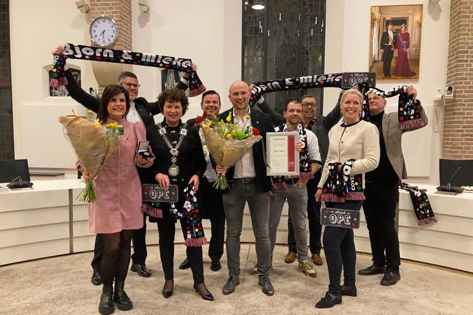 Björn, Mieke, hun componistentrio en het Venrays college van burgemeester en wethouders vieren het succes bij het LVK. B&amp;W  