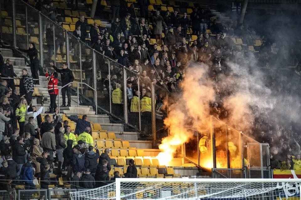 Tijdens de wedstrijd gooiden VVV fans een fakkel naar Roda-fans.  