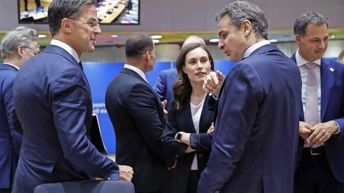 Premier Rutte met de Finse premier Sanna Marin, de Griekse premier Kyriakos Mitsotakis en de Belgische premier Alexander De Croo (R). 