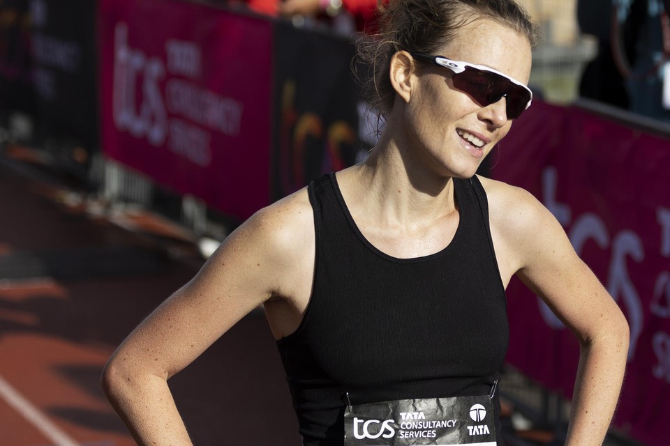 Leonie Balter na haar zege bij het NK marathon in Amsterdam. 