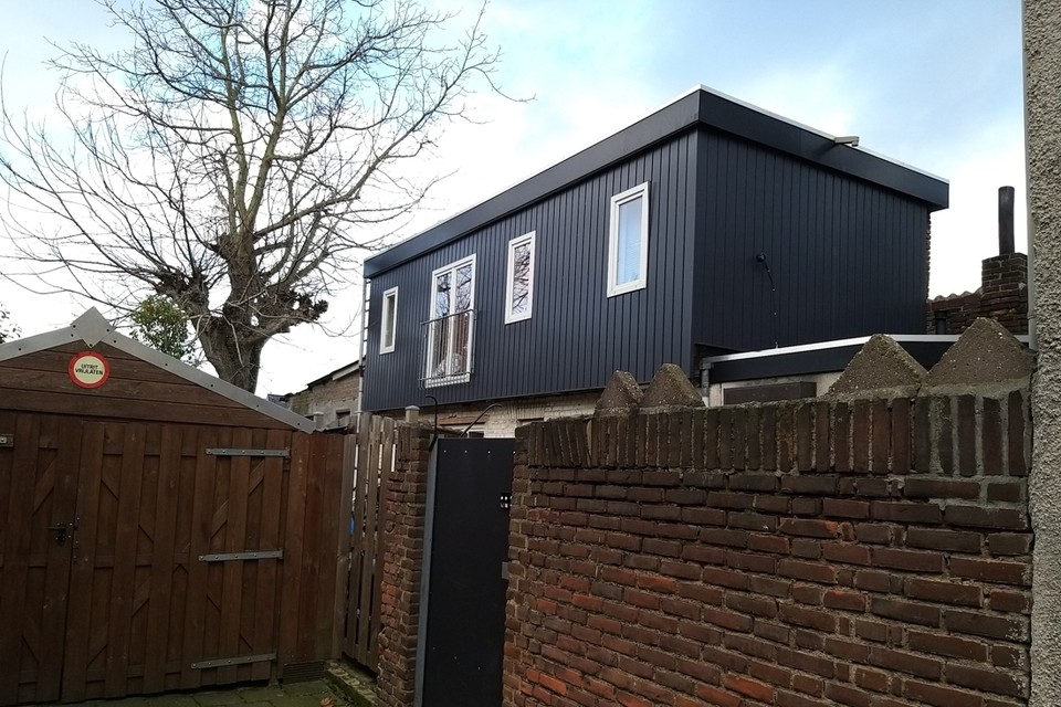 De gemeente wil dat de eigenaar van twee panden in Geleen het aantal woningen terugbrengt en illegale aanbouwen sloopt. 
