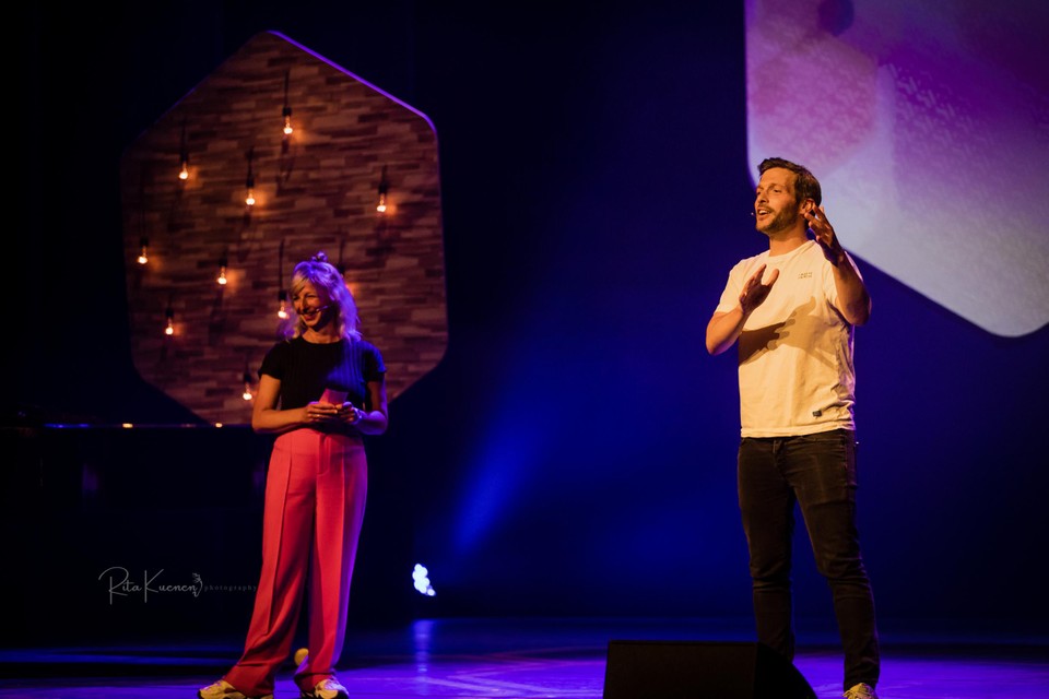 Josje Smeets en Bas van Mulken samen op het podium met hun voorstelling ‘Geluk zonder bullsh*t’. 
