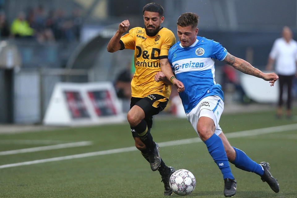 Roda-speler Mohamed Mallahi in duel met Jordy van der Winden van FC Den Bosch. 