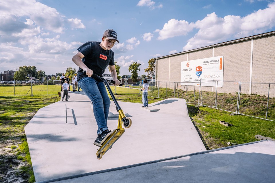 Yarno Loo maakt de eerste rampjump op ‘zijn’ skatebaan. 