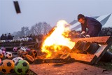 thumbnail: Inwoners van het Groningse dorp Zevenhuizen luiden 2016 uit met carbidschoten. Carbidschieten is een oud gebruik waarbij met behulp van een brok carbid en een sterke melkbus flinke knallen worden veroorzaakt die boze geesten voor het nieuwe jaar moeten v