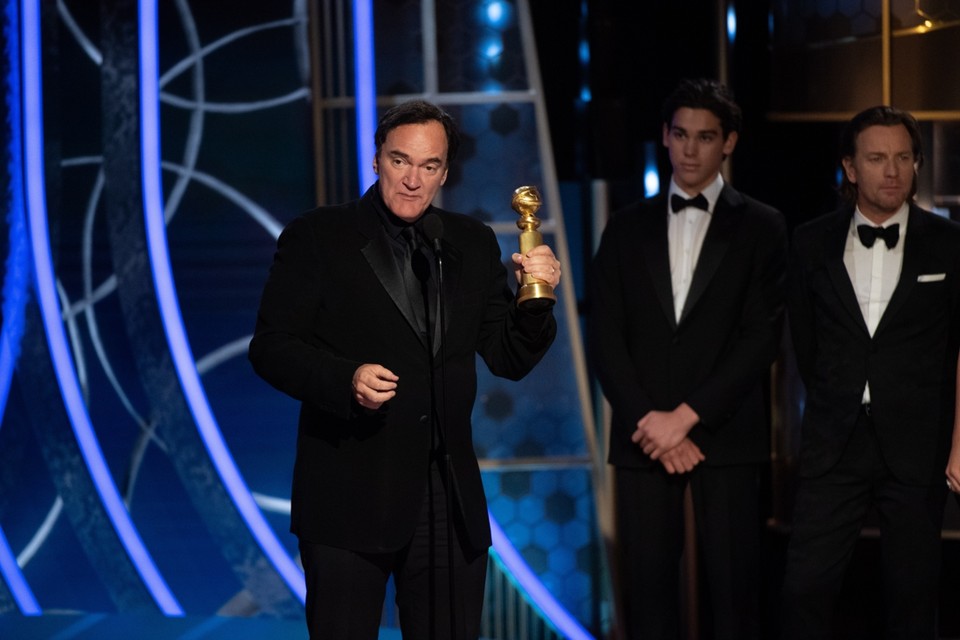 Quentin Tarantino neemt de prijs in ontvangst. 