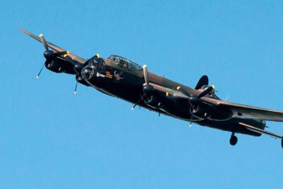 Een Britse Lancaster bommenwerper. 