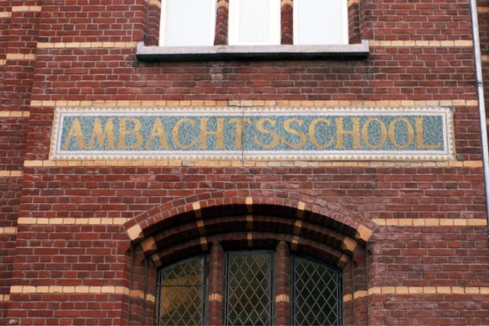 De ingang van de oude Teeken en Ambachtschool in Roermond. 