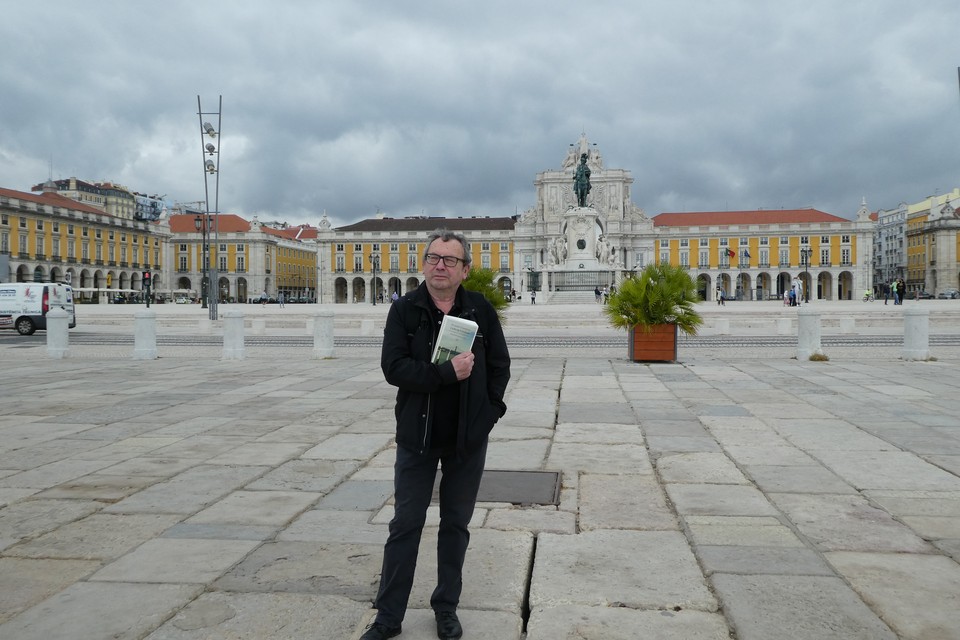 Harrie Lemmens in zijn geliefde stad. En enkele sfeerbeelden uit het boek ‘Licht op Lissabon’.  