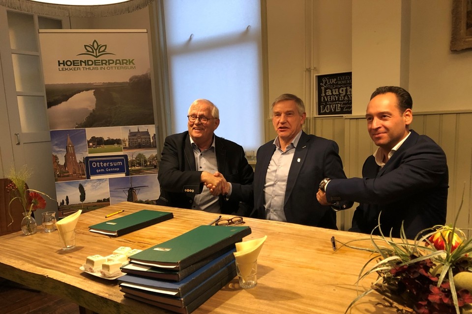 Ger Driessen (Ruimte voor Ruimte), Rob Peperzak (Gennep) en Luuk Arts ( Javo) (v.l.n.r) hebben de overeenkomst voor Hoenderpark getekend. 