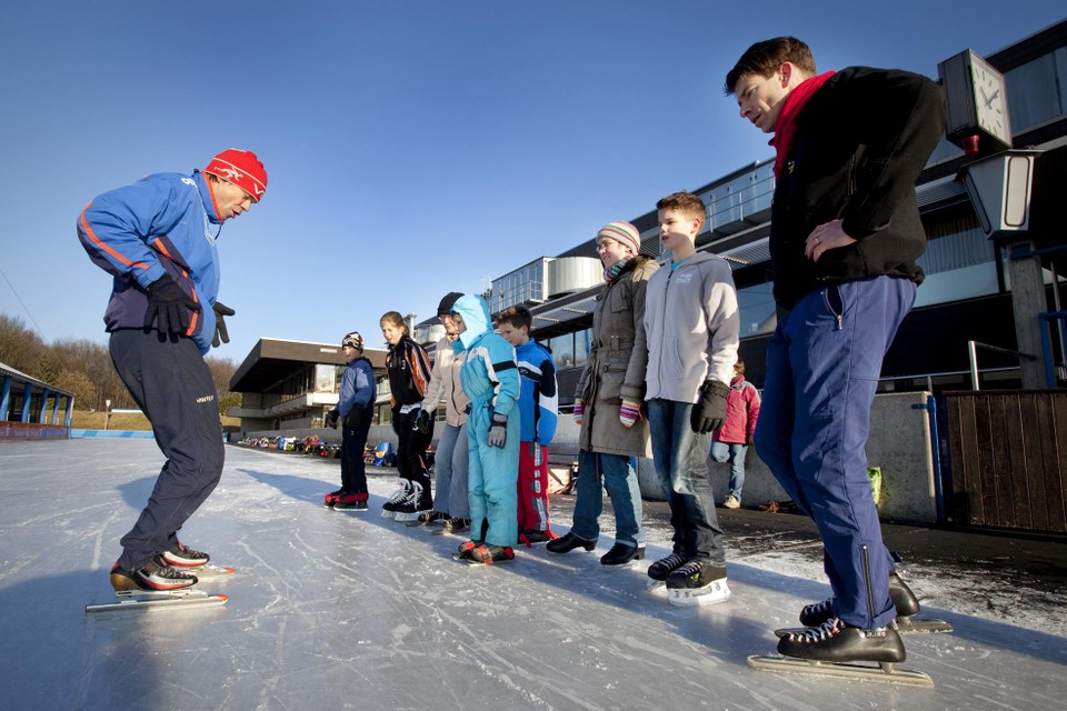 Leden van RSNL krijgen schaatsles. 