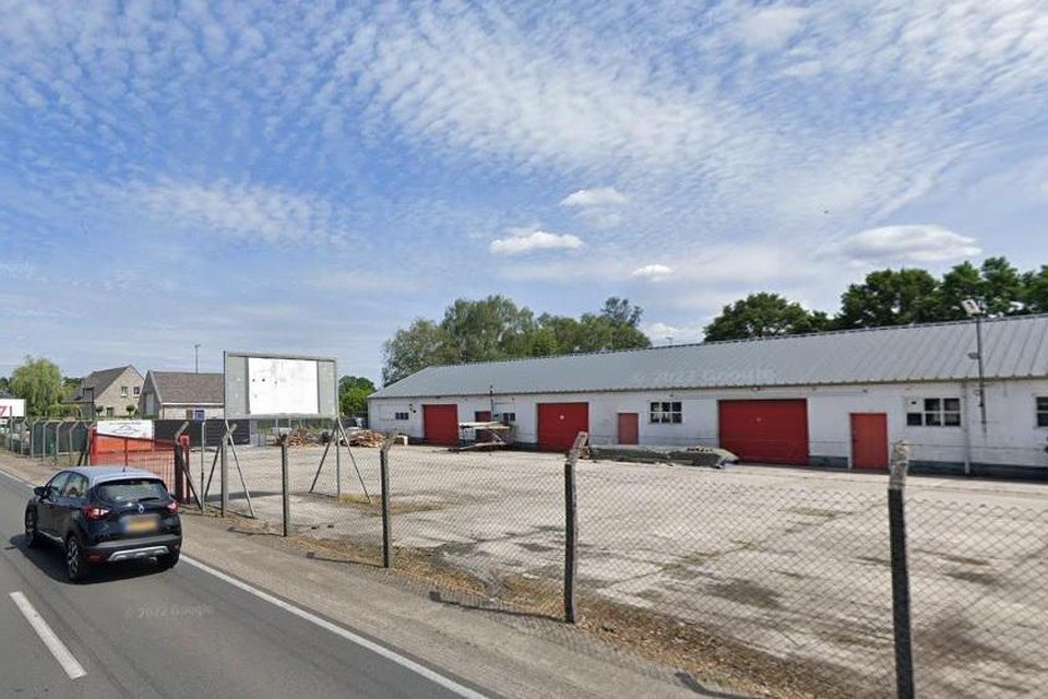 Het bewuste bedrijfspand aan de Noordervaart (N275) in Beringe, waarvan twee boxen zijn gesloten op last van de burgemeester.