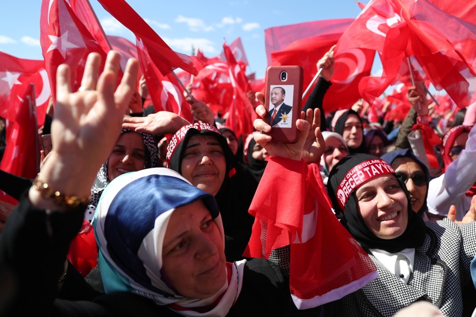 Aanhangers van president Recep Tayyip Erdogan en diens partij AKP bij een campagnebijeenkomst. 