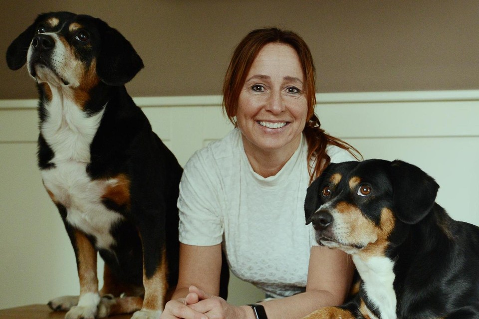 Dionne Versleijen met haar eigen honden, Babs en Amy .