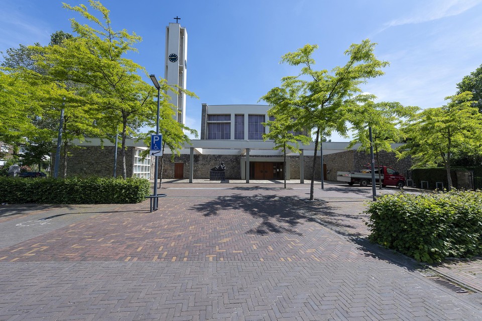 De kerk aan het Sint Agnesplein in Bunde.
