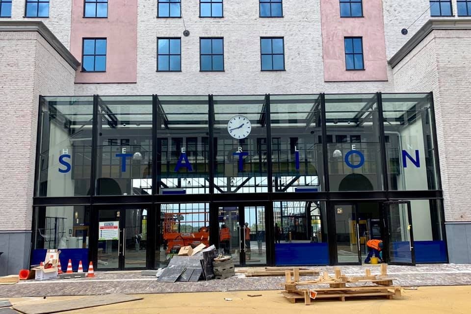 De ingang van het nieuwe station.