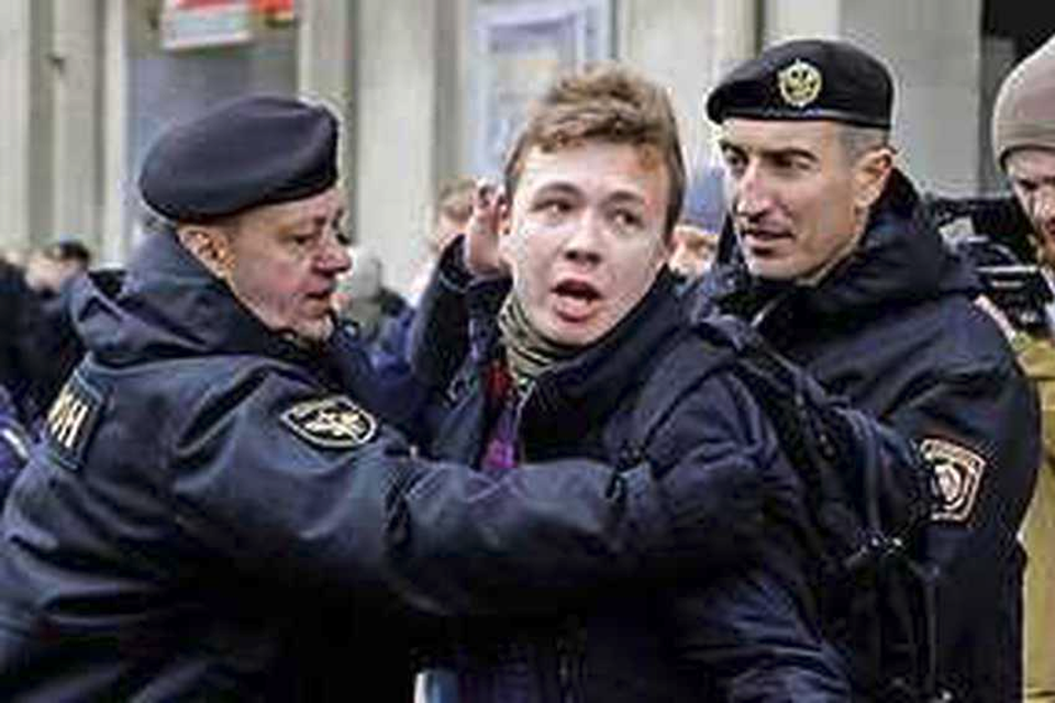 Journalist Roman Protasevitsj in Minsk, tijdens een arrestatie eind maart. 