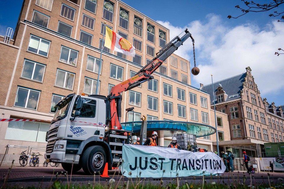 Betogers bij het hoofdkantoor van Shell in Den Haag. 